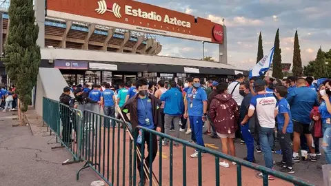 Cruz Azul vs Pachuca: Aficionados mostraron molestia por retardo en ingreso al Azteca