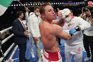 Canelo Álvarez: Papá de Saunders insinuó que el mexicano se dopa con 'carnes muy jugosas'