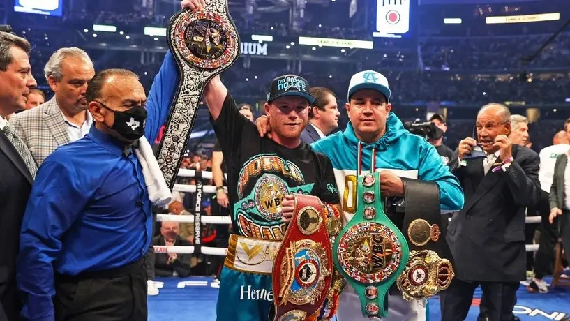 Canelo Álvarez: Unificó los títulos Supermediano de la CMB, AMB y OMB al vencer a Billy Joe Saunders