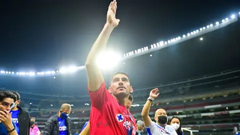 Video: Jesús Corona, captado empujando a comisario de la Liga MX en festejos del título