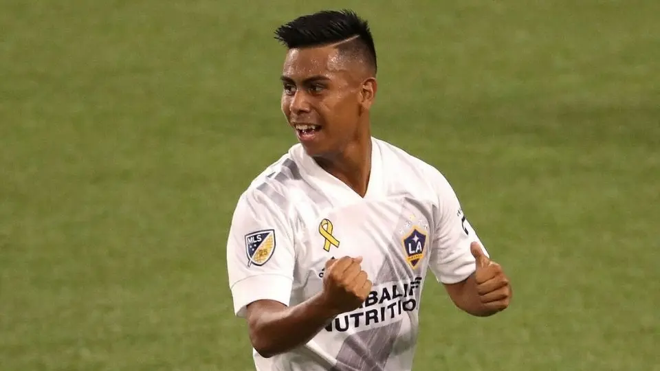 Efraín Álvarez: Galaxy renovó al mexicano hasta el 2023
