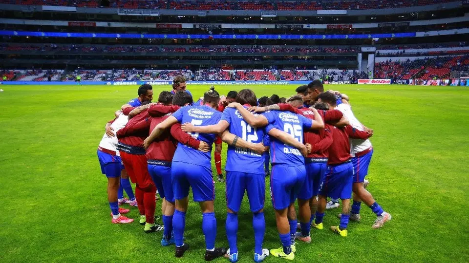 Cruz Azul: Madre de un aficionado que murió hace un año pide ingresar urna al Azteca
