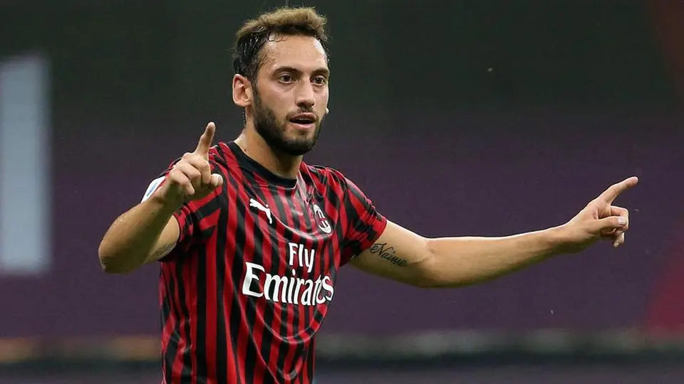 Serie A: Afición del Milan quemó jersey de Calhanoglu tras fichar con Inter