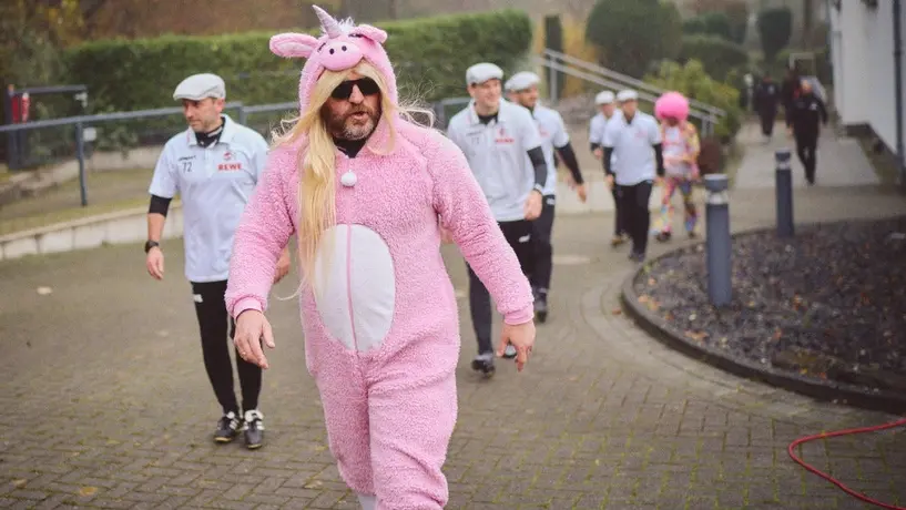 Plantilla del FC Colonia acudió disfrazada a entrenamiento, con su DT vestido de unicornio rosa