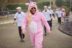 Plantilla del FC Colonia acudió disfrazada a entrenamiento, con su DT vestido de unicornio rosa