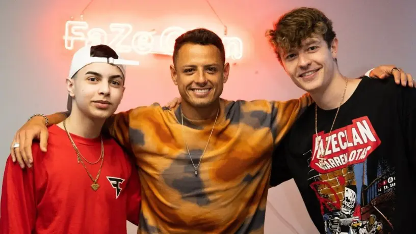 Chicharito: Visitó la gaming house de Faze Clan