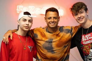 Chicharito: Visitó la gaming house de Faze Clan