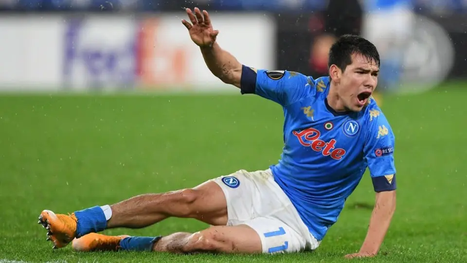 Chucky Lozano sufrió aparatosa lesión y salió en camilla ante el Leicester City