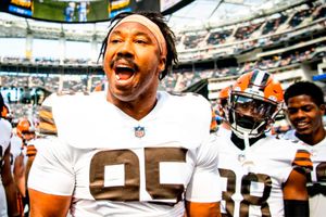 Myles Garrett decoró su casa con lápidas de quarterbacks de la NFL