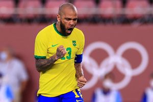 Dani Alves fue captado en un fiesta; causa indignación en la afición del Sao Paulo