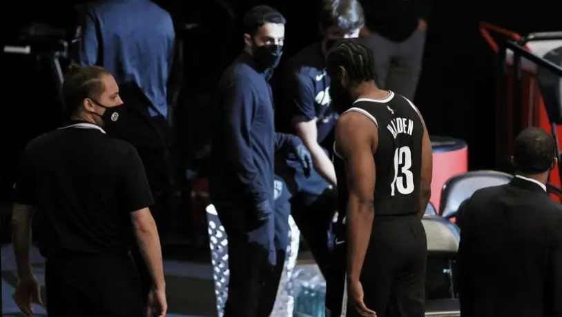 James Harden: Se lesionó en los primeros minutos ante Bucks y quedó fuera del juego 1