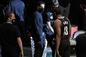 James Harden: Se lesionó en los primeros minutos ante Bucks y quedó fuera del juego 1