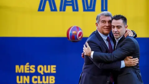 Video: Xavi y Laporta cantaron ante los 9 mil 422 espectadores del Camp Nou