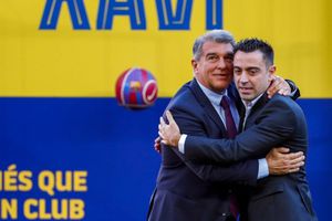 Video: Xavi y Laporta cantaron ante los 9 mil 422 espectadores del Camp Nou