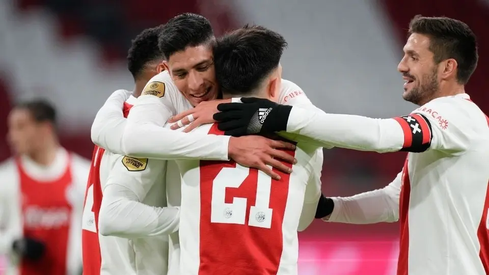 Edson Álvarez: Contribuyó con una asistencia en la goleada del Ajax sobre el Willem II
