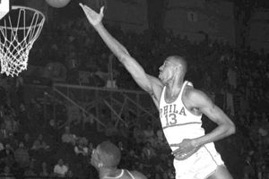 Wilt Chamberlain y Bill Russel, con marcas 'inalcanzables' en la NBA
