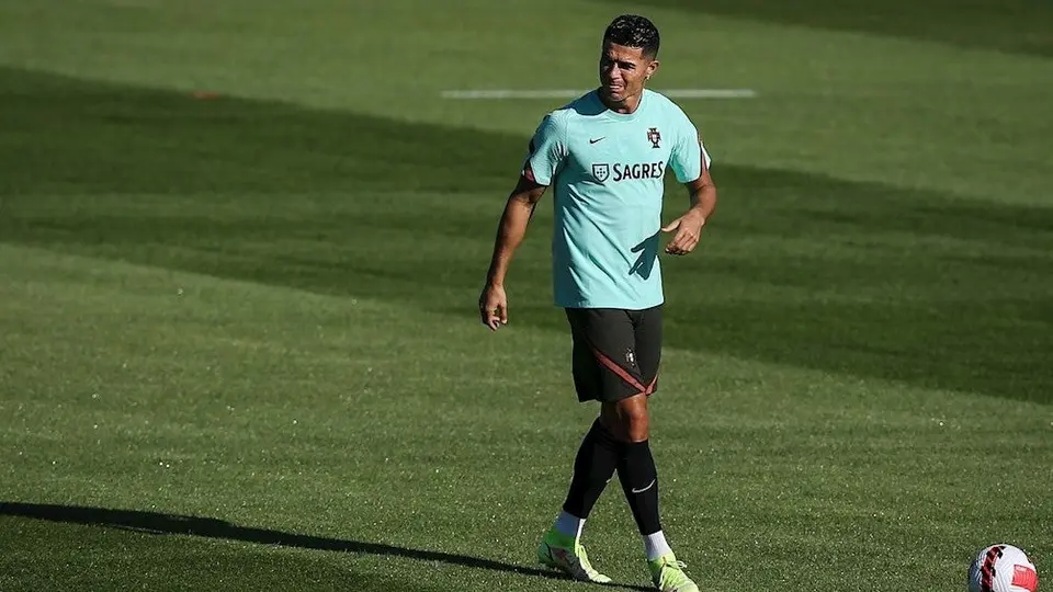 Cristiano Ronaldo, foco de miradas en el primer entrenamiento de Portugal