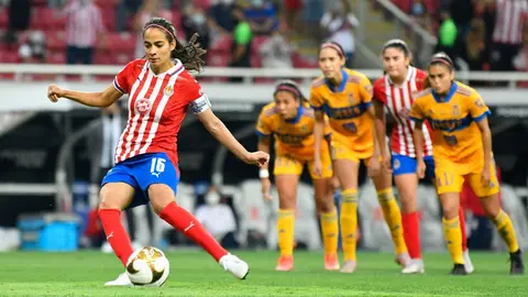 Chivas Femenil: Edgar Mejía respaldó a Carolina Jaramillo tras fallar penalti en la Final de Ida