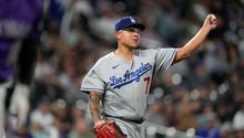 Julio Urías se fue sin decisión ante los Rockies; triunfo 19 tendrá que esperar