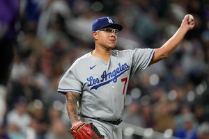 Julio Urías se fue sin decisión ante los Rockies; triunfo 19 tendrá que esperar