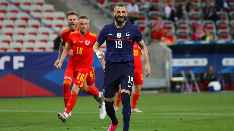 Francia: Karim Benzema falló un penalti en su reaparición con la selección
