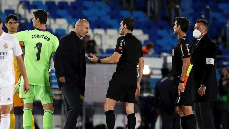 Real Madrid: Zidane fue a pedirle explicaciones al árbitro tras empate vs Sevilla