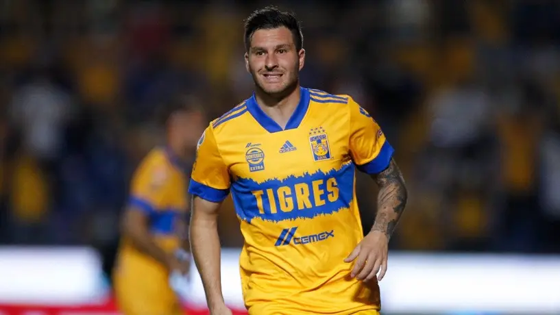 André-Pierre Gignac presumió foto con Christian Nodal