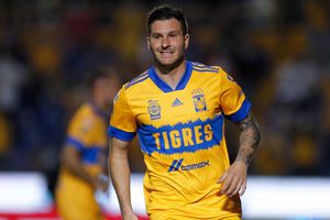 André-Pierre Gignac presumió foto con Christian Nodal