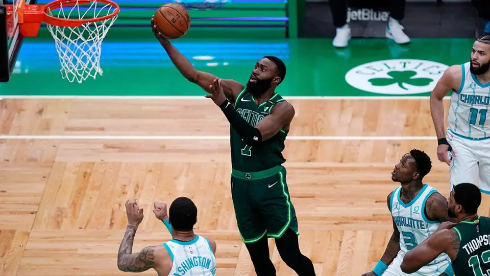 NBA: Jaylen Brown de los Celtics, fuera el resto de la temporada por desgarre en muñeca