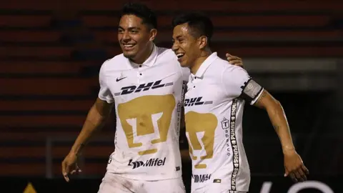 VIDEO: Aspersor se encendió en pleno Correcaminos vs Pumas Tabasco