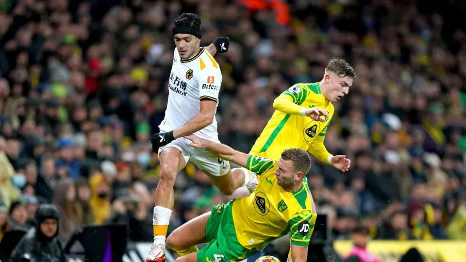 Raúl Jiménez, titular en el empate entre Norwich y Wolves