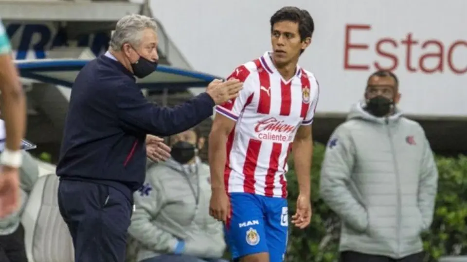 Vucetich: 'Macías no está concentrado en Chivas, está pensando en otras cosas'