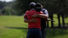 Golfista llora tras calificar a su primer torneo de PGA
