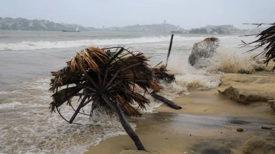 Huracán 'Nora' provocó el desplome de un puente en Mazatlán