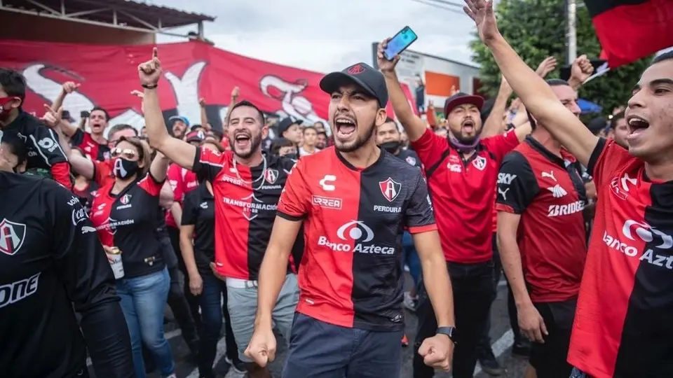 Atlas: Aficionados Rojinegros celebraron el pase a la Final en la Glorieta de los Niños Héroes
