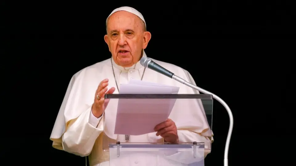 Papa Francisco fue llevado al hospital en Roma para ser operado
