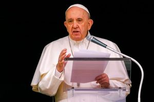 Papa Francisco fue llevado al hospital en Roma para ser operado