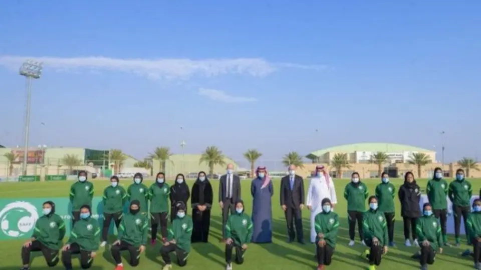 Primera liga femenil saudí comienza solo con público invitado y sin prensa