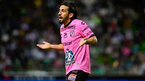 Fernando Navarro respondió trolleada al Puebla por polémica en el VAR