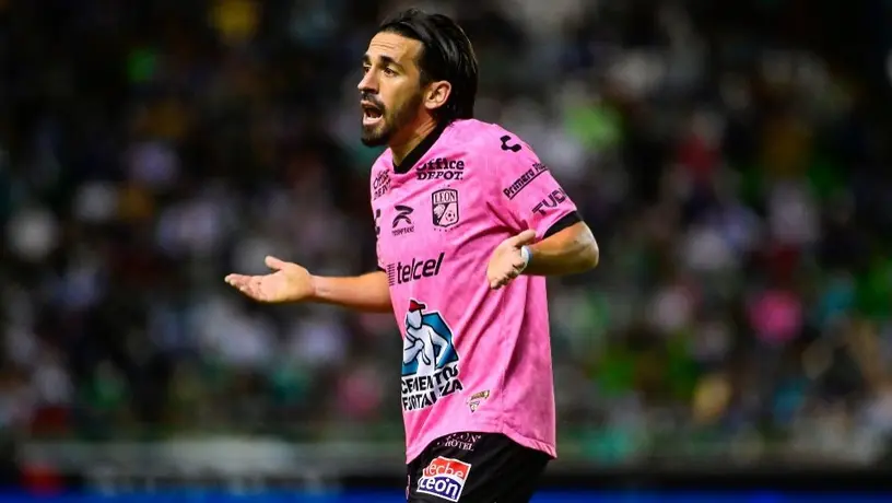 Fernando Navarro respondió trolleada al Puebla por polémica en el VAR