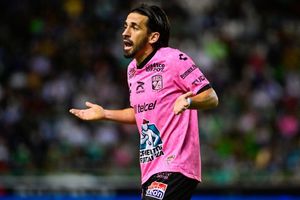 Fernando Navarro respondió trolleada al Puebla por polémica en el VAR