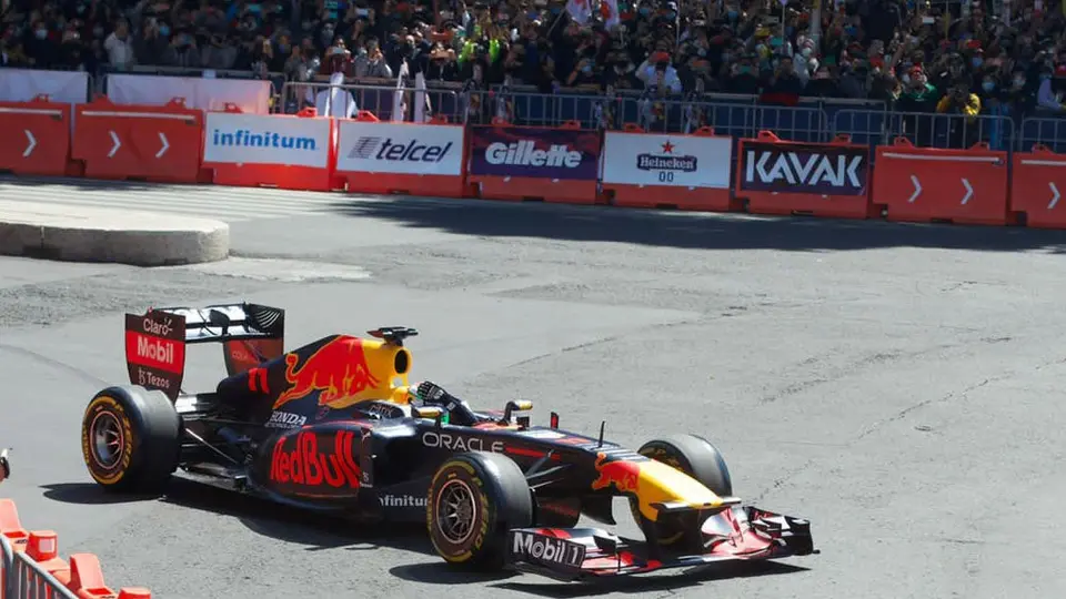 Feministas irrumpen en el Red Bull Show Run CDMX 2021