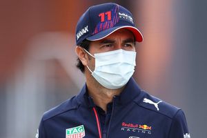Checo Pérez, multado con 23 mil pesos por exceso de velocidad en zona de pits