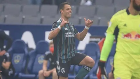 Chicharito Hernández: Antoine Griezmann, 'enamorado' de los festejos del mexicano