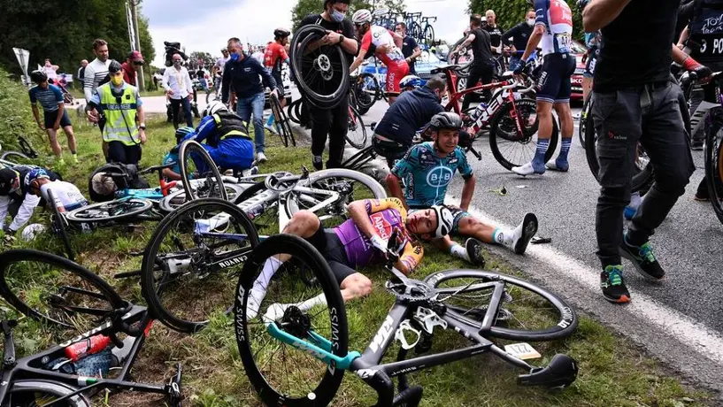 Tour de Francia: Aficionada provocó caída masiva de ciclistas