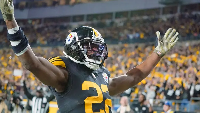 Najee Harris protagonizó cómico video con John Sutcliffe cantando el 'Tao, Tao'