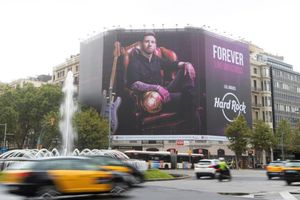 Lionel Messi: Lona gigante aparece en Barcelona y ocasiona accidente vial