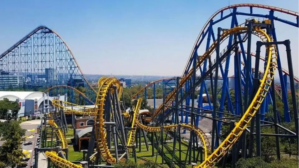 Detienen a dos jóvenes en la entrada de Six Flags que portaban una subametralladora