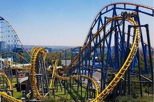 Detienen a dos jóvenes en la entrada de Six Flags que portaban una subametralladora
