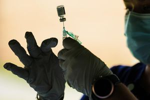 Coronavirus: Pfizer aseguró que tres dosis de su vacuna funcionan contra Ómicron